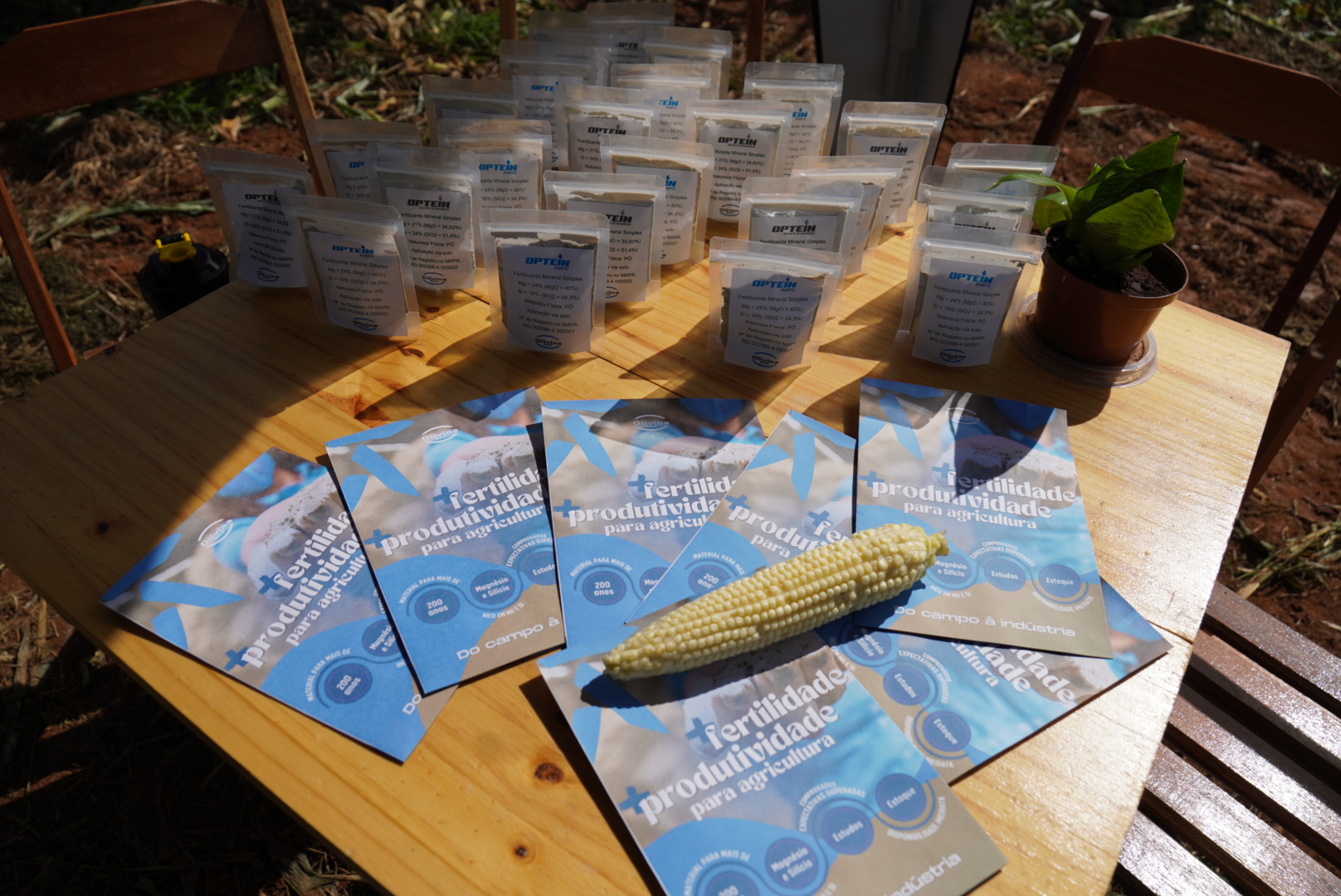 Imagem de panfletos ao lado dos fertilizantes agrícolas da Olivina Azul