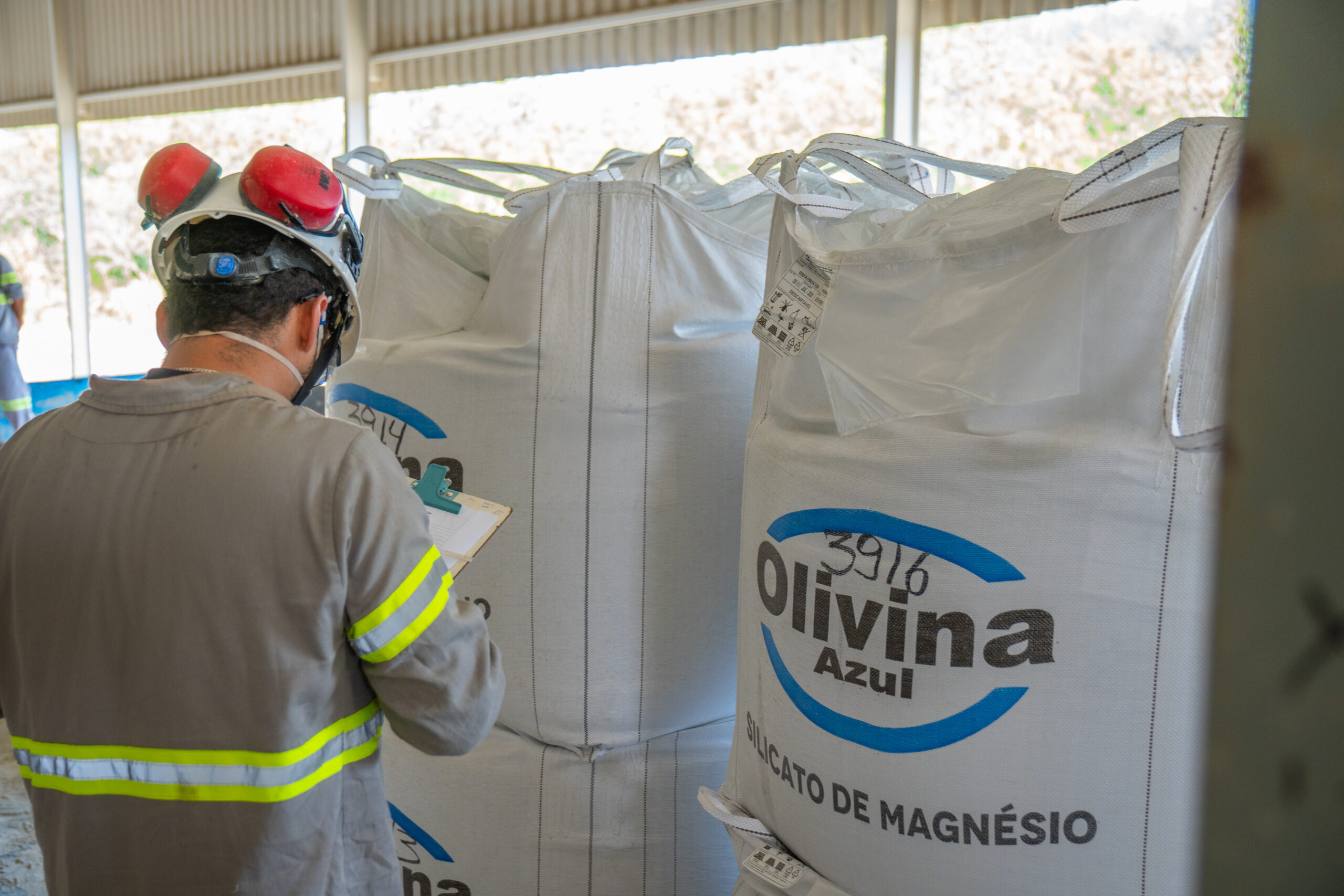 Homem analisando como escolher abrasivos para jateamento​