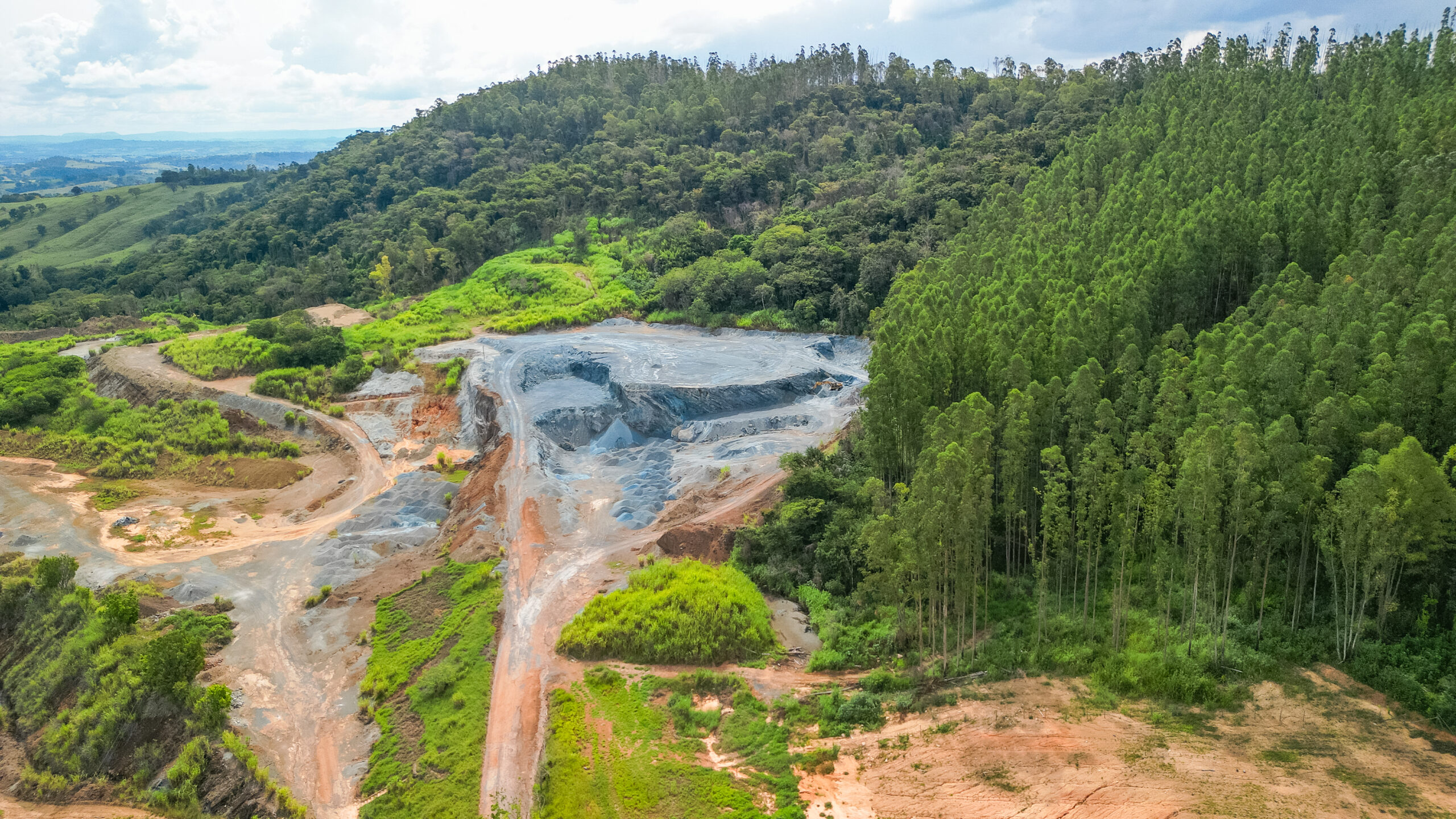 imagem de drone do estoque de silicato de magnésio da olivina azul