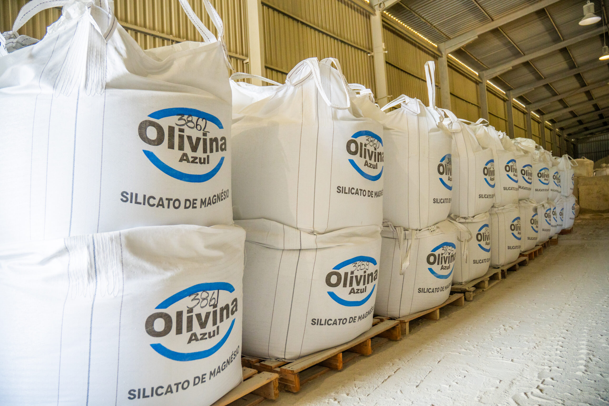 foto do estoque de silicato de magnésio da olivina azul em big bags.
